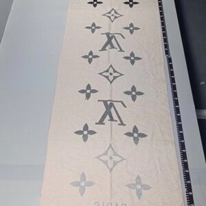 Logomania Warm Hearts logo scarf